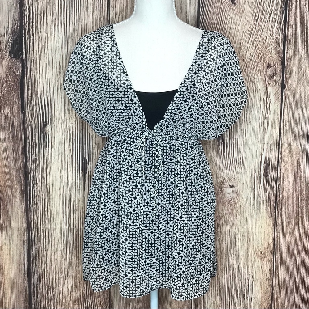 IZ BYER CA LARGE BLACK AND WHITE BLOUSE